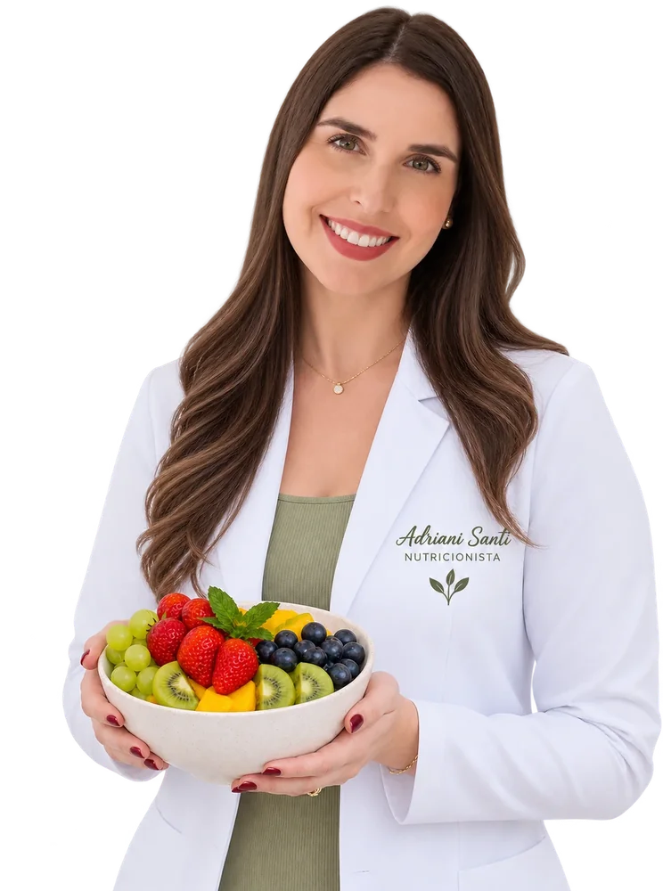 Adriani Santi, nutricionista, segurando uma tigela com alimentos